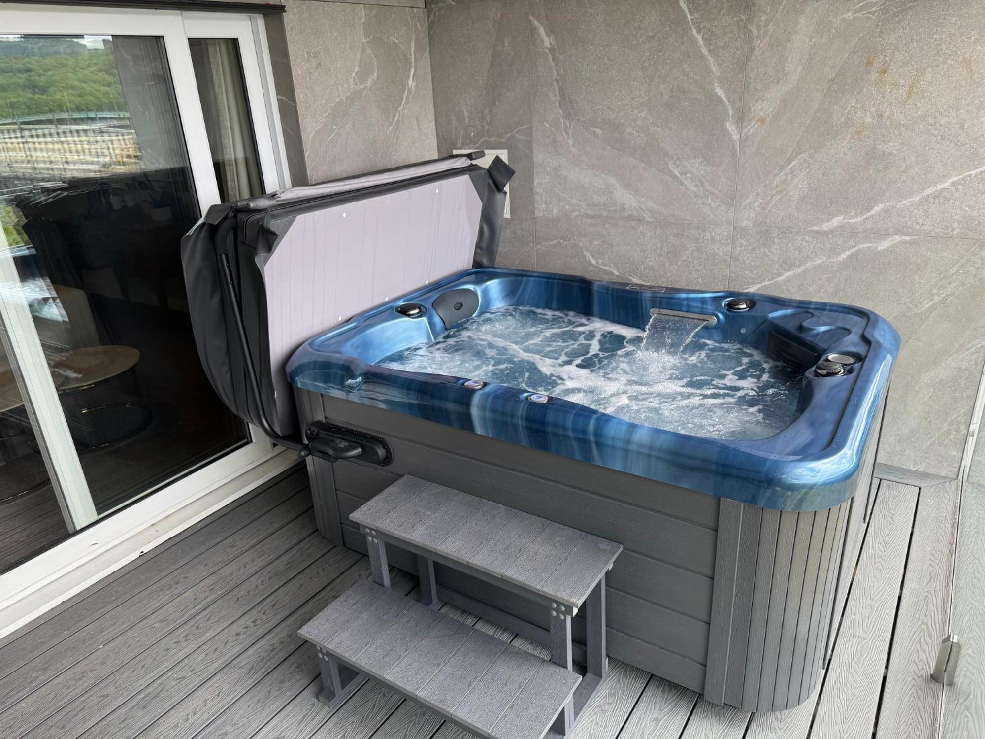 Junior Suite Hot Tub